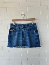 Load image into Gallery viewer, American Eagle Shorts Size 7/8
