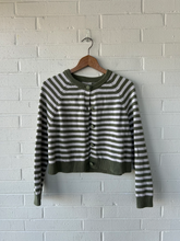 Load image into Gallery viewer, Universal Thread Sweater Size Medium
