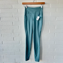 Load image into Gallery viewer, Lulu Lemon Athletic Pants Size 2 (26)
