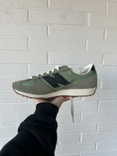 Load image into Gallery viewer, New Balance Casual Shoes Womens 8.5
