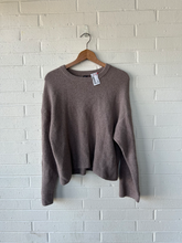 Load image into Gallery viewer, Gap Sweater Size Medium
