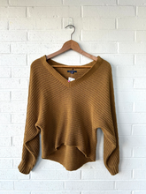 Load image into Gallery viewer, American Eagle Sweater Size Medium
