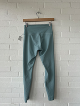 Load image into Gallery viewer, Lululemon Athletic Pants Size 7/8 (29)
