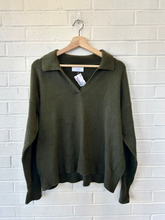 Load image into Gallery viewer, Old Navy Sweater Size Large
