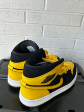 Load image into Gallery viewer, Nike Mens Athletic Shoes Mens 8.5
