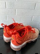 Load image into Gallery viewer, Nike Womens Athletic Shoes Womens 8
