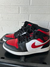 Load image into Gallery viewer, Jordan Mens Athletic Shoes Mens 9.5
