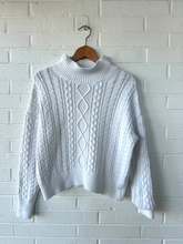 Load image into Gallery viewer, Banana Republic Sweater Size Large
