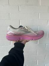 Load image into Gallery viewer, Brooks Womens Athletic Shoes Womens 9
