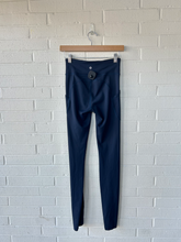 Load image into Gallery viewer, Lulu Lemon Athletic Pants Size 3/4 (27)
