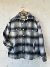Load image into Gallery viewer, American Eagle Heavy Outerwear Size Large
