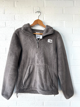 Load image into Gallery viewer, North Face Heavy Outerwear Size Small
