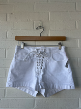 Load image into Gallery viewer, American Eagle Shorts Size 00
