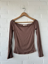 Load image into Gallery viewer, Long Sleeve Top Size Medium
