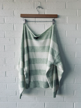 Load image into Gallery viewer, American Eagle Sweater Size Small

