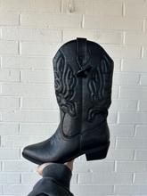 Load image into Gallery viewer, Boots Womens 7.5
