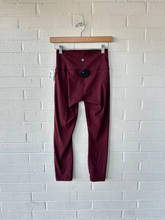 Load image into Gallery viewer, Lulu Lemon Athletic Pants Size 3/4 (27)
