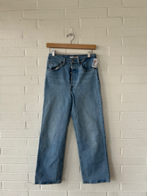 Load image into Gallery viewer, Levi Denim Size 5/6 (28)
