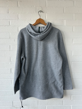 Load image into Gallery viewer, Starter Sweatshirt Size Large
