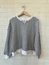 Load image into Gallery viewer, American Eagle Sweatshirt Size Small
