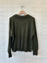 Load image into Gallery viewer, Old Navy Sweater Size Large
