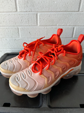 Load image into Gallery viewer, Nike Womens Athletic Shoes Womens 8
