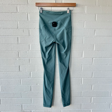 Load image into Gallery viewer, Lulu Lemon Athletic Pants Size 2 (26)
