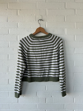 Load image into Gallery viewer, Universal Thread Sweater Size Medium
