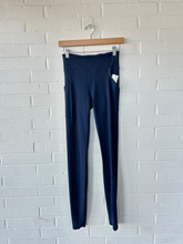 Load image into Gallery viewer, Lulu Lemon Athletic Pants Size 3/4 (27)
