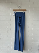 Load image into Gallery viewer, Offline Athletic Pants Size Medium
