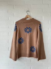 Load image into Gallery viewer, Sweater Size Large
