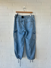 Load image into Gallery viewer, Levi Denim Size 9/10 (30)
