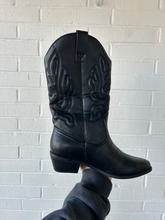 Load image into Gallery viewer, Boots Womens 7.5
