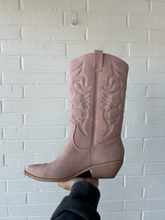 Load image into Gallery viewer, Soda (Shoes) Boots Womens 8
