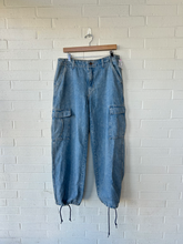 Load image into Gallery viewer, Levi Denim Size 9/10 (30)
