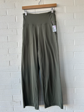 Load image into Gallery viewer, Lululemon Athletic Pants Size 5/6 (28)
