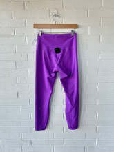 Load image into Gallery viewer, Lulu Lemon Athletic Pants Size 7/8 (29)
