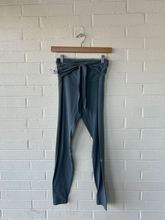Load image into Gallery viewer, Lululemon Athletic Pants Size Small
