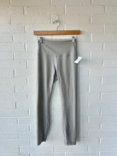 Load image into Gallery viewer, Lululemon Athletic Pants Size Medium

