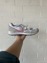 Load image into Gallery viewer, Nike Casual Shoes Womens 7
