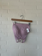 Load image into Gallery viewer, Lulu Lemon Sports Bra Size Small
