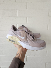 Load image into Gallery viewer, Nike Womens Athletic Shoes Womens 9

