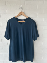 Load image into Gallery viewer, Lulu Lemon Athletic Top Size Medium

