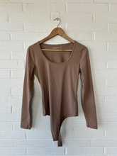 Load image into Gallery viewer, Abercrombie &amp; Fitch Long Sleeve Top Size Medium

