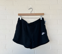 Load image into Gallery viewer, Nike Shorts Size Large

