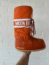 Load image into Gallery viewer, Boots Womens 8.5
