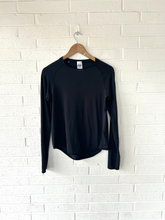 Load image into Gallery viewer, Gym Shark Athletic Top Size Small
