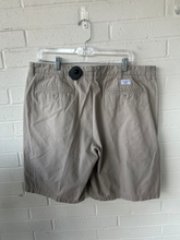 Load image into Gallery viewer, Vineyard Vines Shorts Size 38
