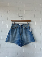 Load image into Gallery viewer, Bdg Shorts Size 2
