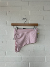 Load image into Gallery viewer, Lulu Lemon Sports Bra Size Medium
